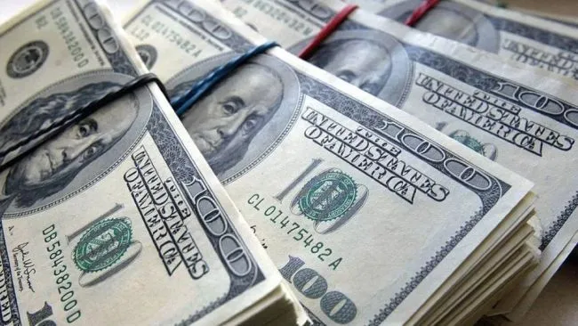 Курс доллара в украинских банках снизился: новые значения