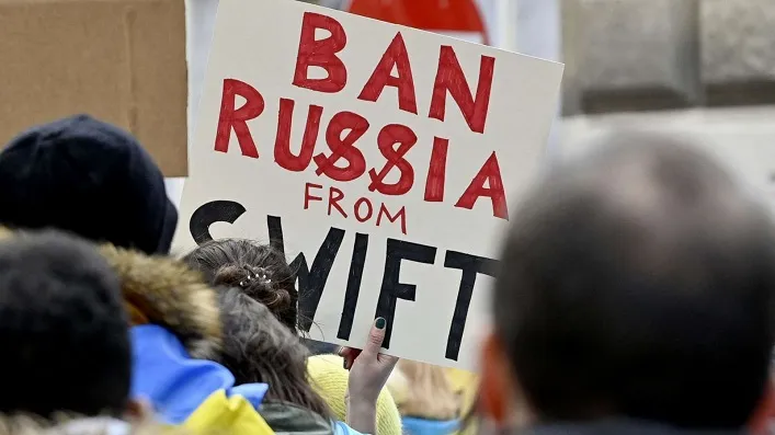 ЄС вводить нові санкції: 13 російських банків відключать від SWIFT