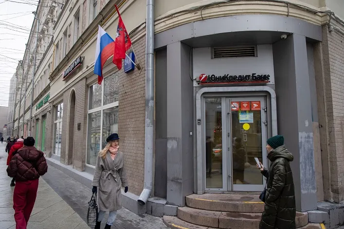 US Considers Connecting Russian Banks to SWIFT