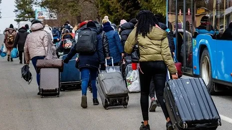 Темпы миграции украинцев за границу в 2025 году замедлились
