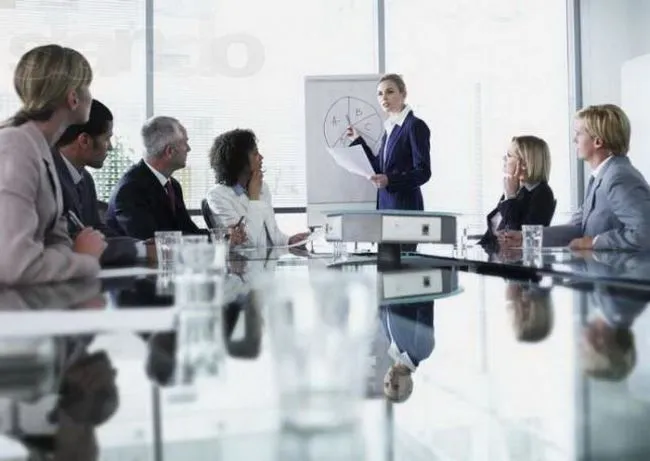 Офісна робота знову набирає популярності серед молоді: причини та тренди