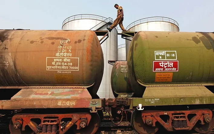 Russia Uses New Schemes to Export Oil to India Despite US Sanctions