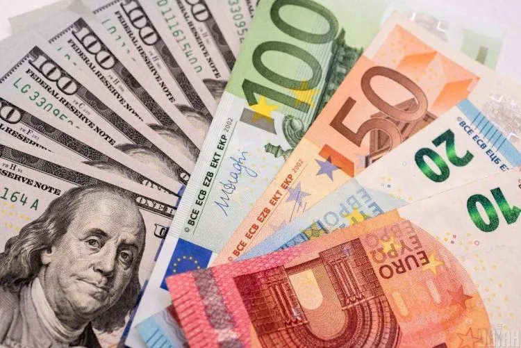 Курс доллара, евро и злотого в Украине значительно вырос 24 ноября