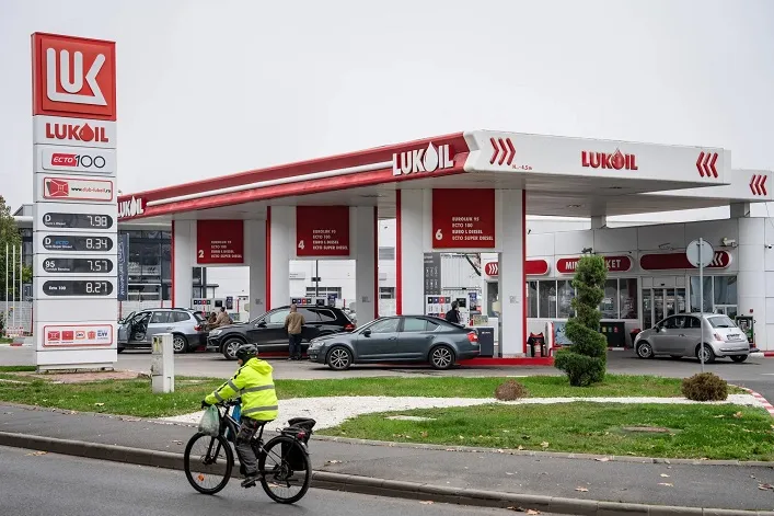 Exxon Mobil и ADNOC рассматривают покупку зарубежных активов российского Лукойла