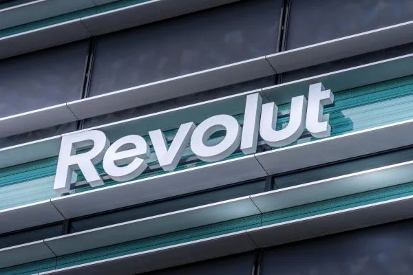 Revolut блокирует счета россиян без вида на жительство в ЕС