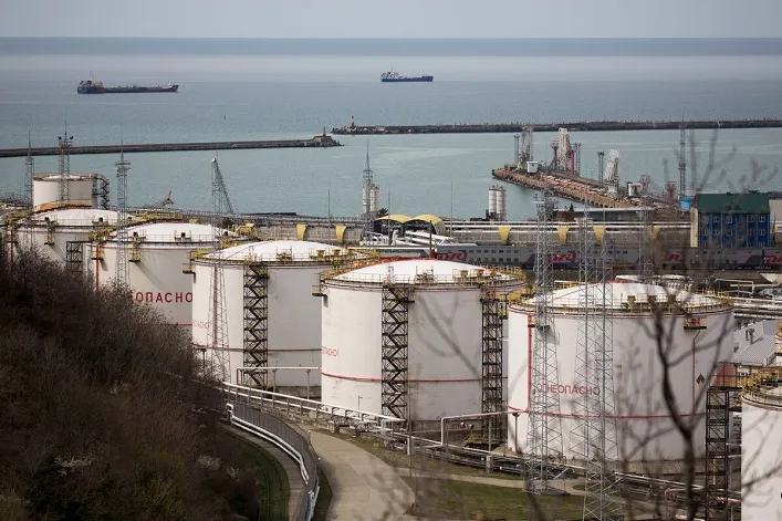 G7 Plans to Introduce Dual Price Cap on Russian Oil Products, EU Countries Propose Tariffs
