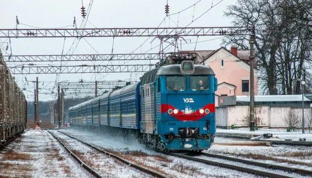 Укрзалізниця изменила расписание более 200 поездов из-за обстрелов и задержек