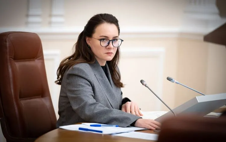 Правительство повысит зарплаты медикам и учителям в прифронтовых громадах Украины