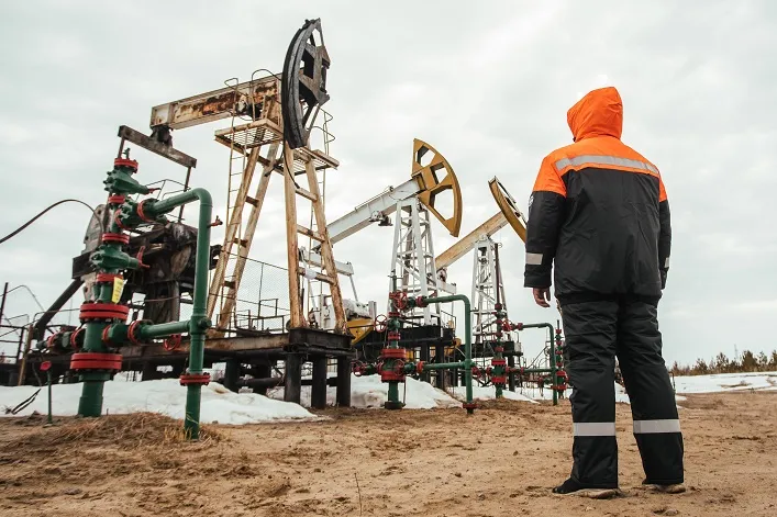 Oil Production in Russia Declined Due to Drone Attacks, Sanctions, and Reduced Imports from China