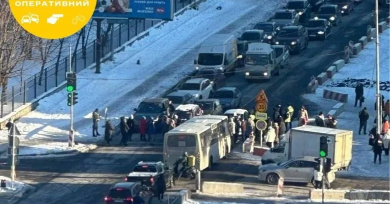 У Києві через відсутність світла мешканці намагалися перекрити Харківське шосе