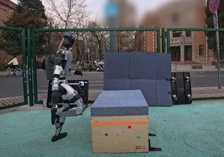 Humanoid Robot Unitree G1 Demonstrates Parkour Using Hands and Body