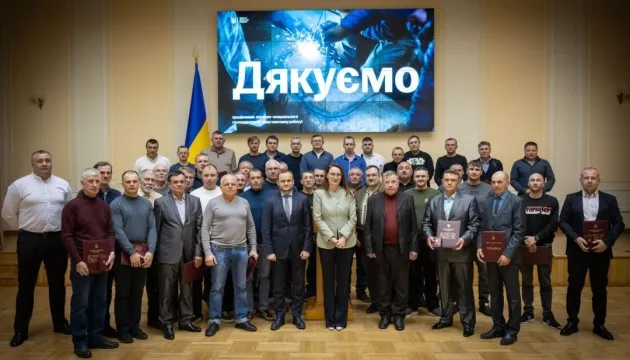 Более 7 тысяч коммунальщиков получают доплаты за восстановление энергосетей