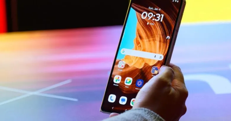 Motorola is Close to Catching Up with Samsung in the Popularity of Foldable Smartphones in North America