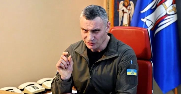 У Києві уламки дрона спричинили пожежу та травмували людину в Шевченківському районі