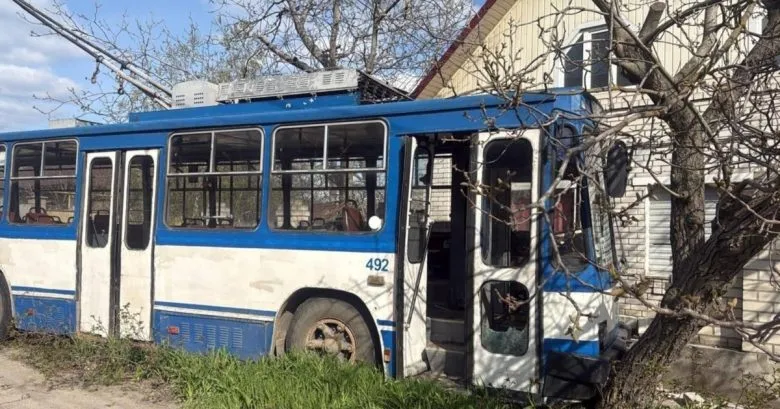 Водитель троллейбуса погиб после российского удара по общественному транспорту Херсона