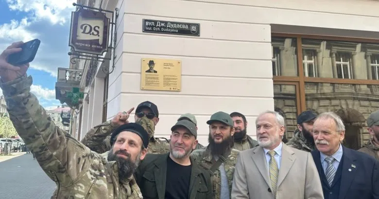 В Львове открыли мемориальную табличку в честь Джохара Дудаева, лидера Ичкерии