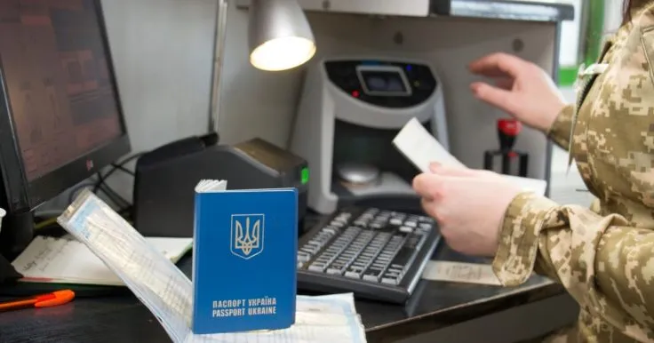 В Україні скасували обмеження на виїзд за кордон для всіх жінок