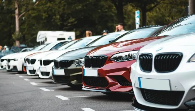 Продажи бензиновых легковых автомобилей в Украине увеличились на 15% в апреле 2026 года