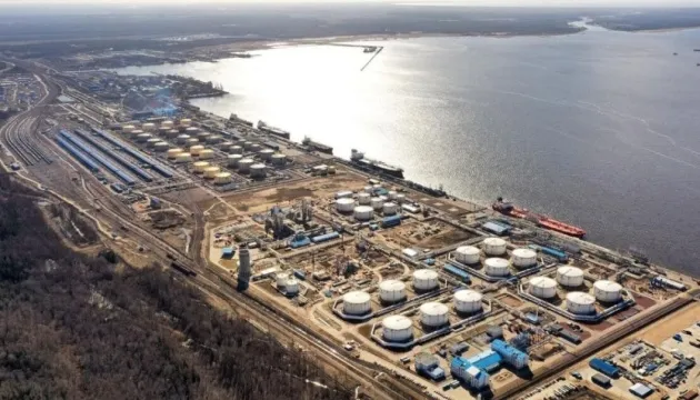 Russian oil exports in April decreased by 1.8 million tons due to sanctions and strikes on ports