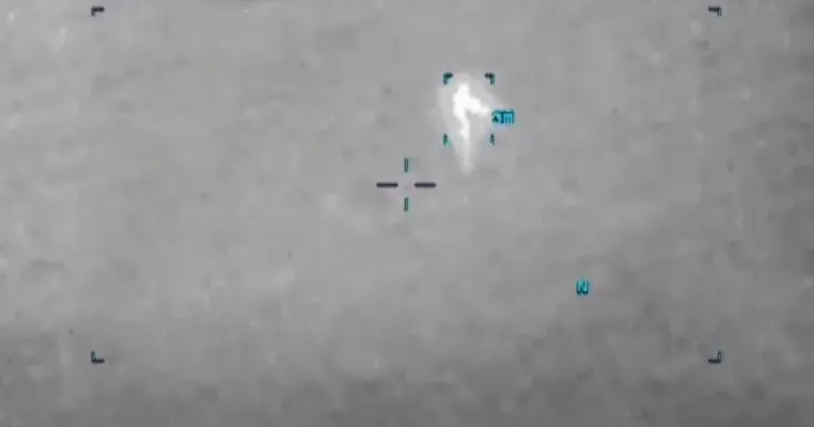 Пентагон опубликовал видео с неизвестным летающим объектом в небе над США